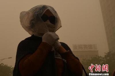 新疆库尔勒市遭遇沙尘侵袭_中国日报网环保