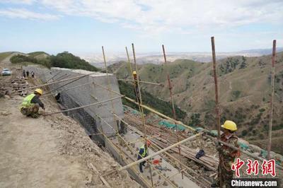 新疆伊宁县:科学环保施工筑“高颜值”草原景区公路