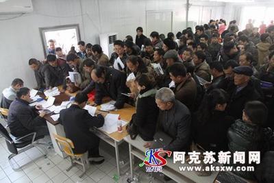 新疆阿克苏首次发放环保车贴引关注 环保热情高，服务待优化